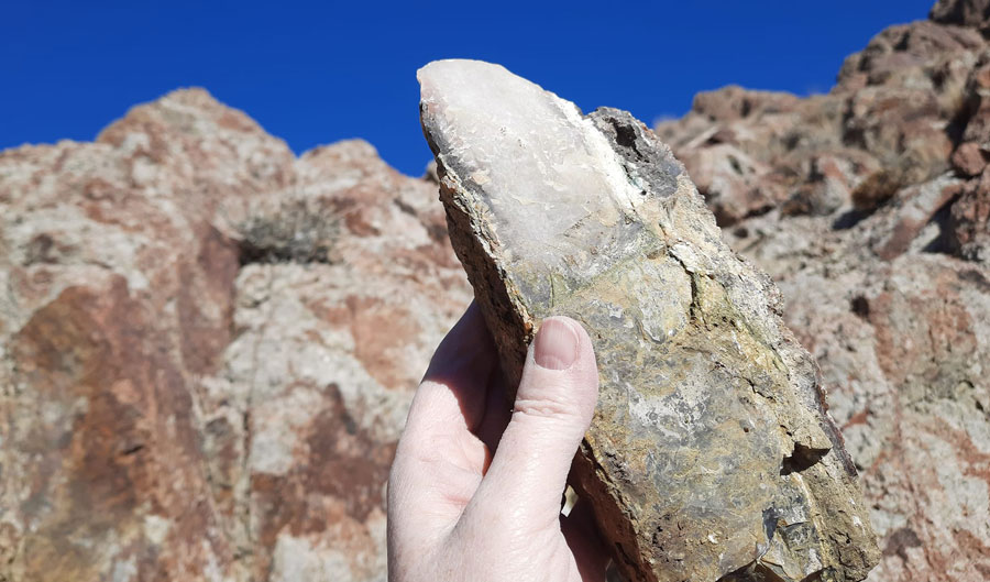 mineral hunting large seam agate chunk